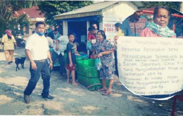 Dua Perantau Prihatin Kampung Halaman, Ratusan Warga Terima Bantuan Sembako di Nagori Siatasan