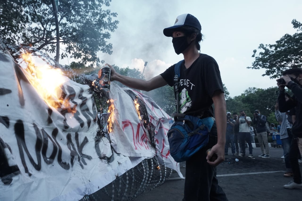 Polda Metro Jaya Amankan Terduga Dalang Kerusuhan Pada Aksi Demo Tolak RUU Omnibus Law - Terdepan.co.id