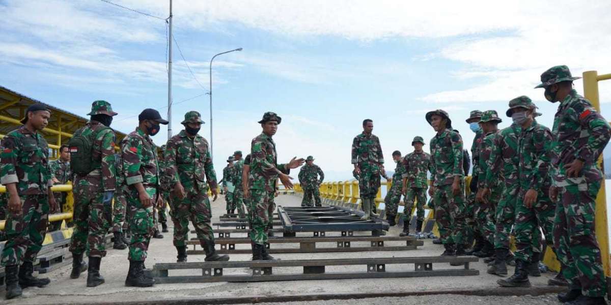 Personil Yonzikon-14 dan Paldam Hasanuddin Pasang Jembatan Acrow Panel di Pelabuhan Feri Mamuju