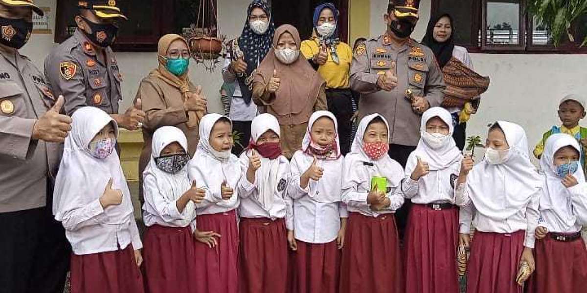 Polisi Sahabat Anak, Kapolres Batu Bara Menghibur Anak Yang di Vaksin 6 Sampai 11 Tahun di SD 13 Desa Binjai Baru dan Se