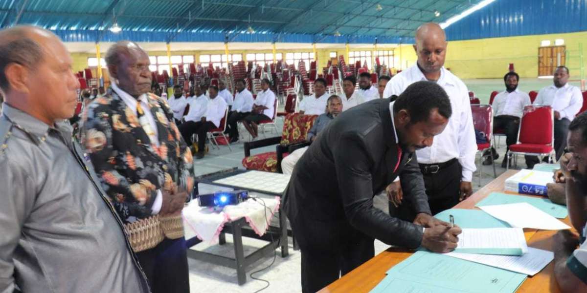 30 Anggota Panwaslu Kecamatan Se-Kabupaten Dogiyai Resmi Dilantik Ketua Bawaslu