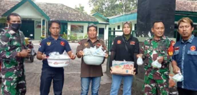 Tim wartawan Teropong Reformasi ketika berbagi takjil gratis 
