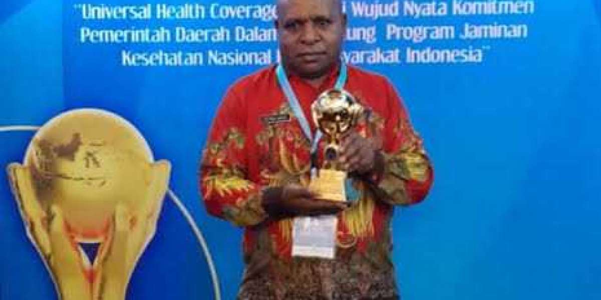 PJ Bupati Dogiyai Petrus Agapa Terima Penghargaan UHC Award 2023 